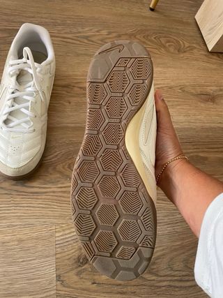 Botas de fútbol sala Nike beige/blancas