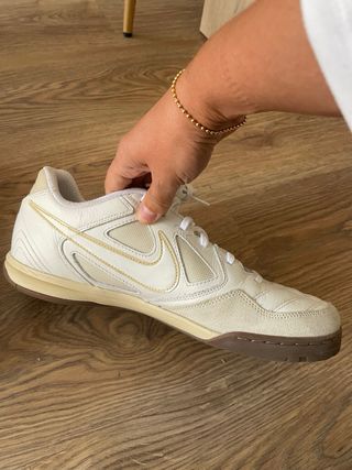 Botas de fútbol sala Nike beige/blancas