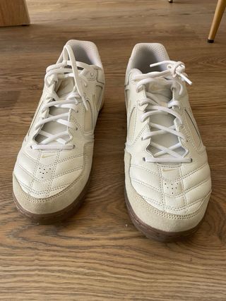 Botas de fútbol sala Nike beige/blancas
