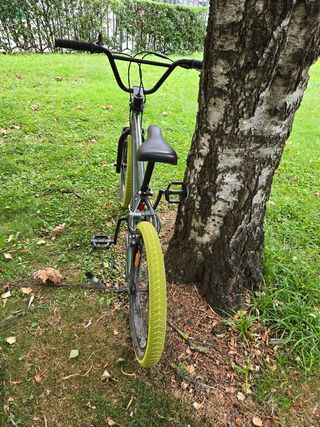 Bicicleta BMX verde con ruedas amarillas