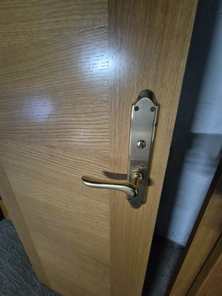 Puertas de madera maciza para casa con marcos