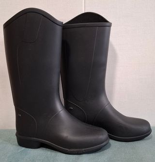 Botas de equitación negras.