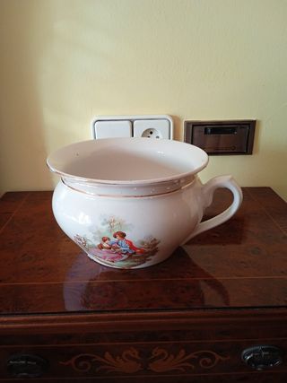 Escupidera antigua de porcelana 