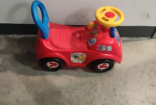 Correpasillos rojo con volante amarillo