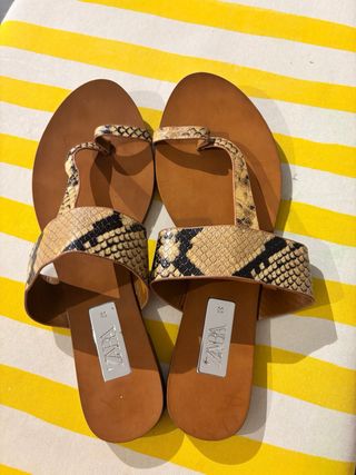 Sandalias planas Zara piel efecto serpiente