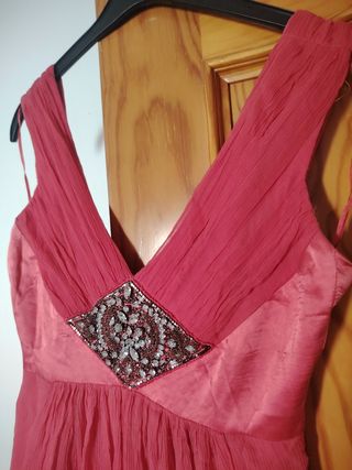 Vestido de fiesta rosa con pedrería