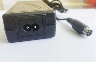 Alimentatore per stampanti di biglietti