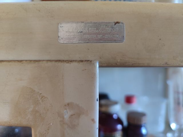 Vitrina antigua médica metálica