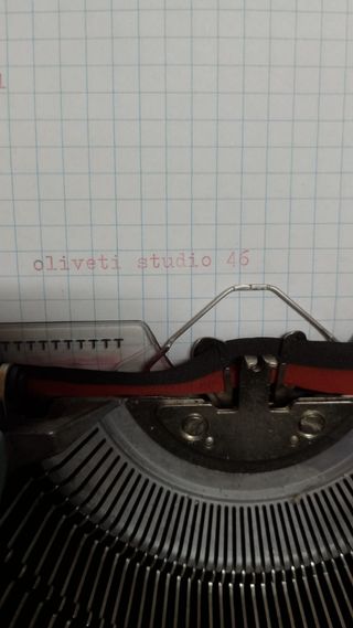 Máquina de escribir Olivetti Studio 46