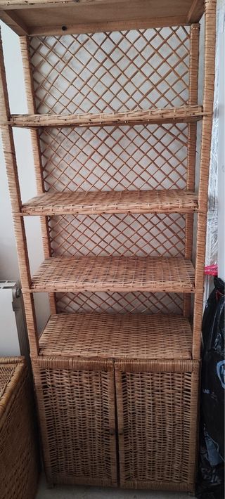 Estantería de mimbre y madera