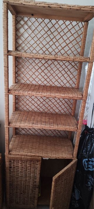 Estantería de mimbre y madera