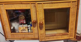 Mueble de bambú y mimbre con puertas de cristal