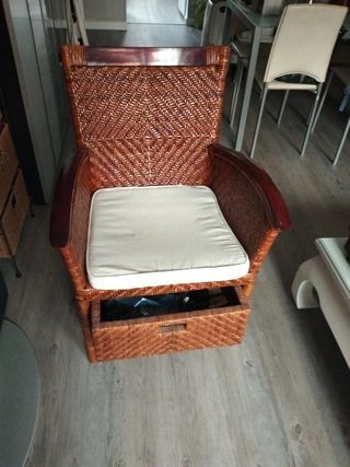 Butaca de madera y mimbre con cajón