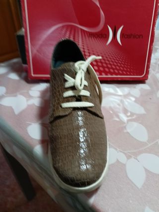 Zapatillas marrones hecho en España poco usada .