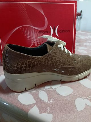 Zapatillas marrones hecho en España poco usada .