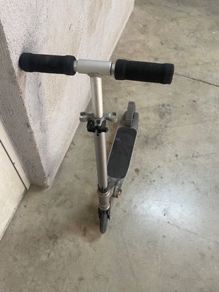 Patinete acrobático plateado