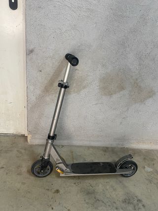 Patinete acrobático plateado