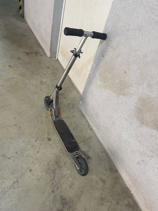 Patinete acrobático plateado