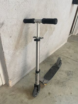 Patinete acrobático plateado