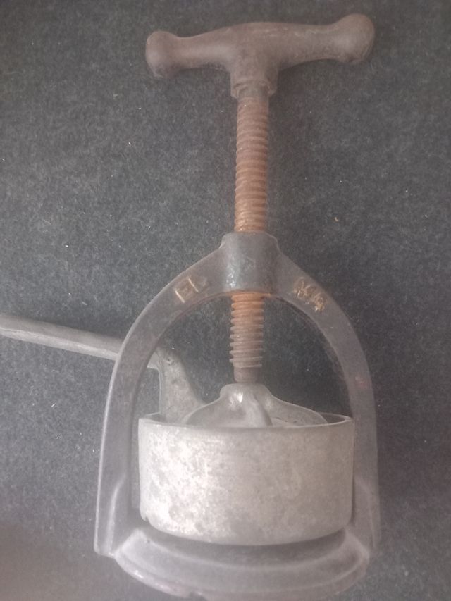Exprimidor manual ELMA antiguo