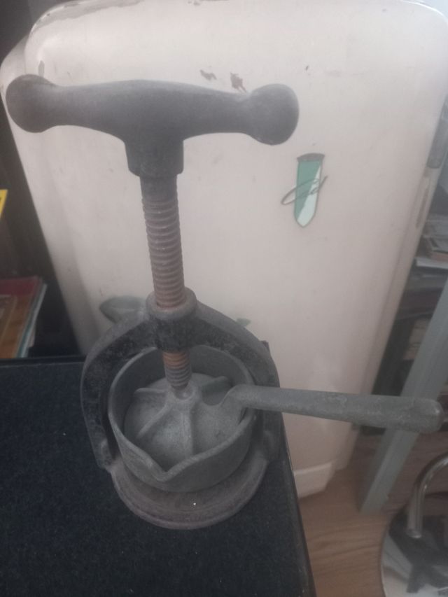 Exprimidor manual ELMA antiguo