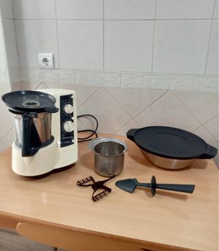 Thermomix TM21 con accesorios, 1,350 W.