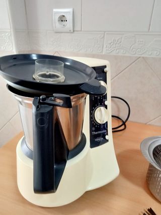 Thermomix TM21 con accesorios, 1,350 W.