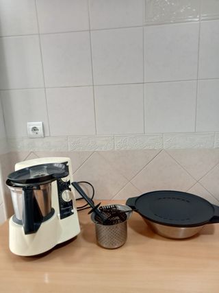 Thermomix TM21 con accesorios, 1,350 W.