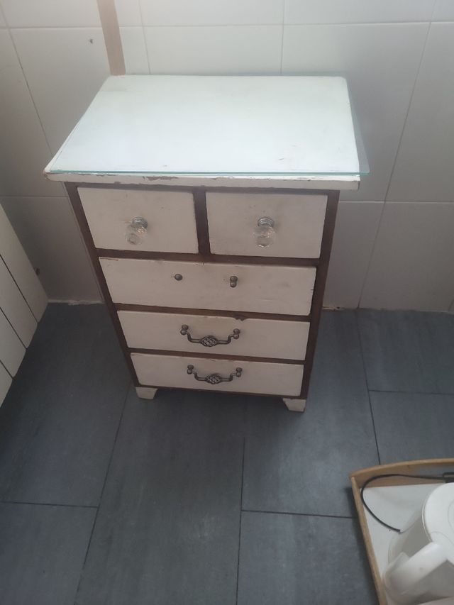 Mesita de noche con 5 cajones