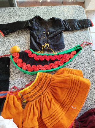 Trajes regionales, artesanía auténtica, a mano 