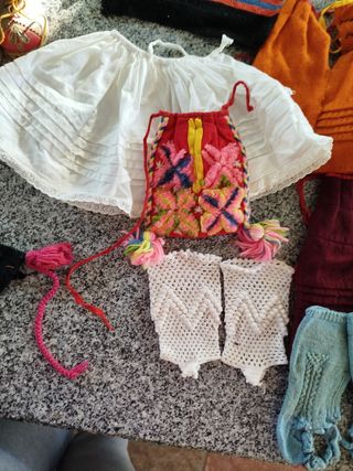 Trajes regionales, artesanía auténtica, a mano 