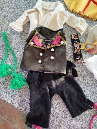 Trajes regionales, artesanía auténtica, a mano 