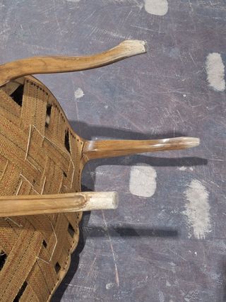 Sillón de madera con asiento de tela