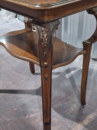 Mesa auxiliar de madera