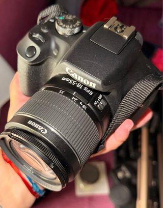 Cámara Canon eos2000D con Accesorios NO HAGO ENVIO