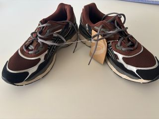 Zapatillas Asics Marrones y Plateadas