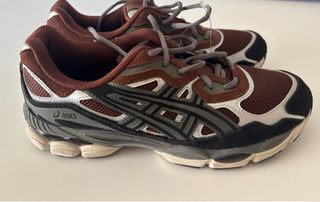 Zapatillas Asics Marrones y Plateadas