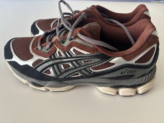 Zapatillas Asics Marrones y Plateadas