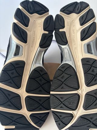 Zapatillas Asics Marrones y Plateadas