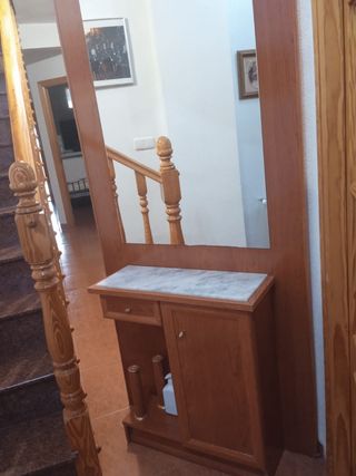 Mueble de entrada con espejo y mármol 