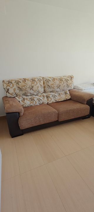 Sofá cama marrón y multicolor