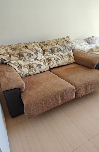 Sofá cama marrón y multicolor