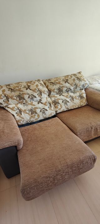 Sofá cama marrón y multicolor