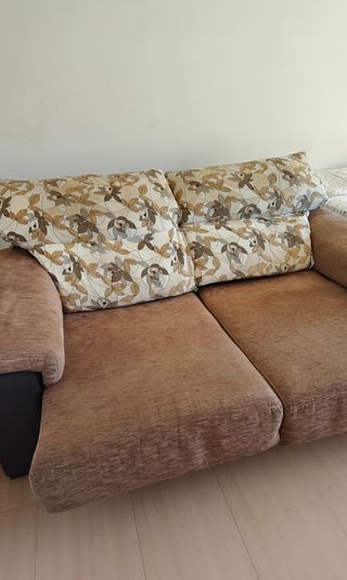 Sofá cama marrón y multicolor