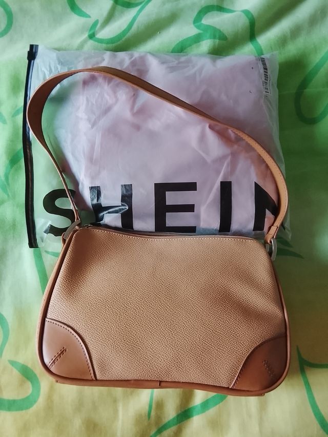 Key-way rosa SHEIN e borsetta CARPISA beige.