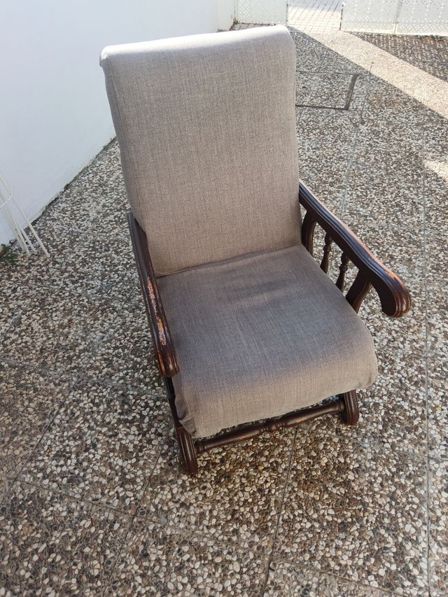 Mecedora de tela y madera