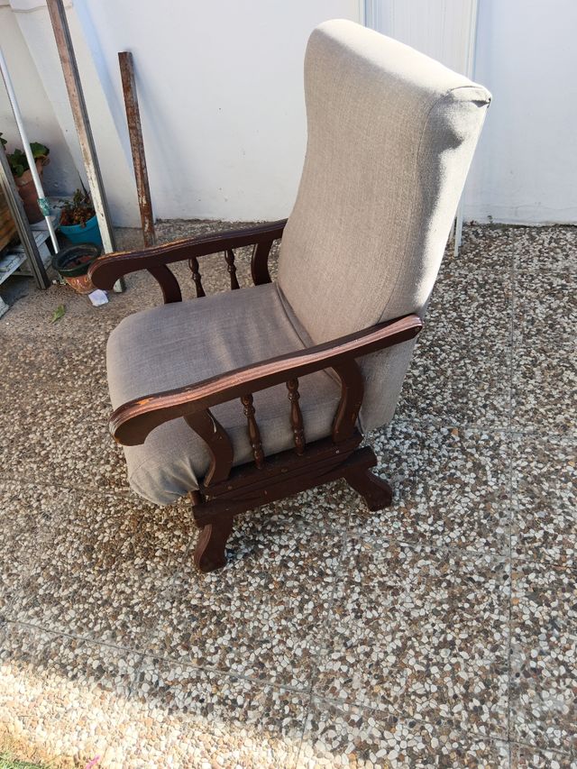 Mecedora de tela y madera