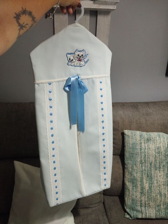 Pañalera azul con gatitos bordados
