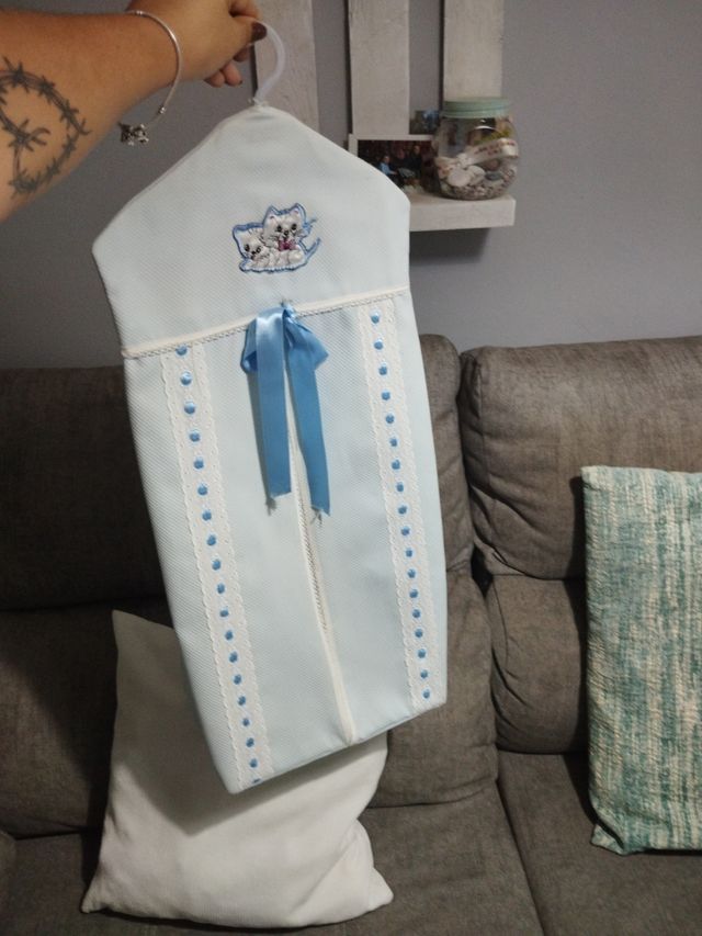 Pañalera azul con gatitos bordados