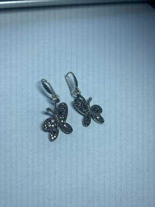 Pendientes elegantes plateados, diseño de mariposa